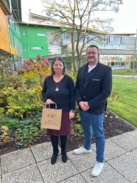 Simone Horper und Christian Kaspari vor dem Haupteingang des Euro-BBW