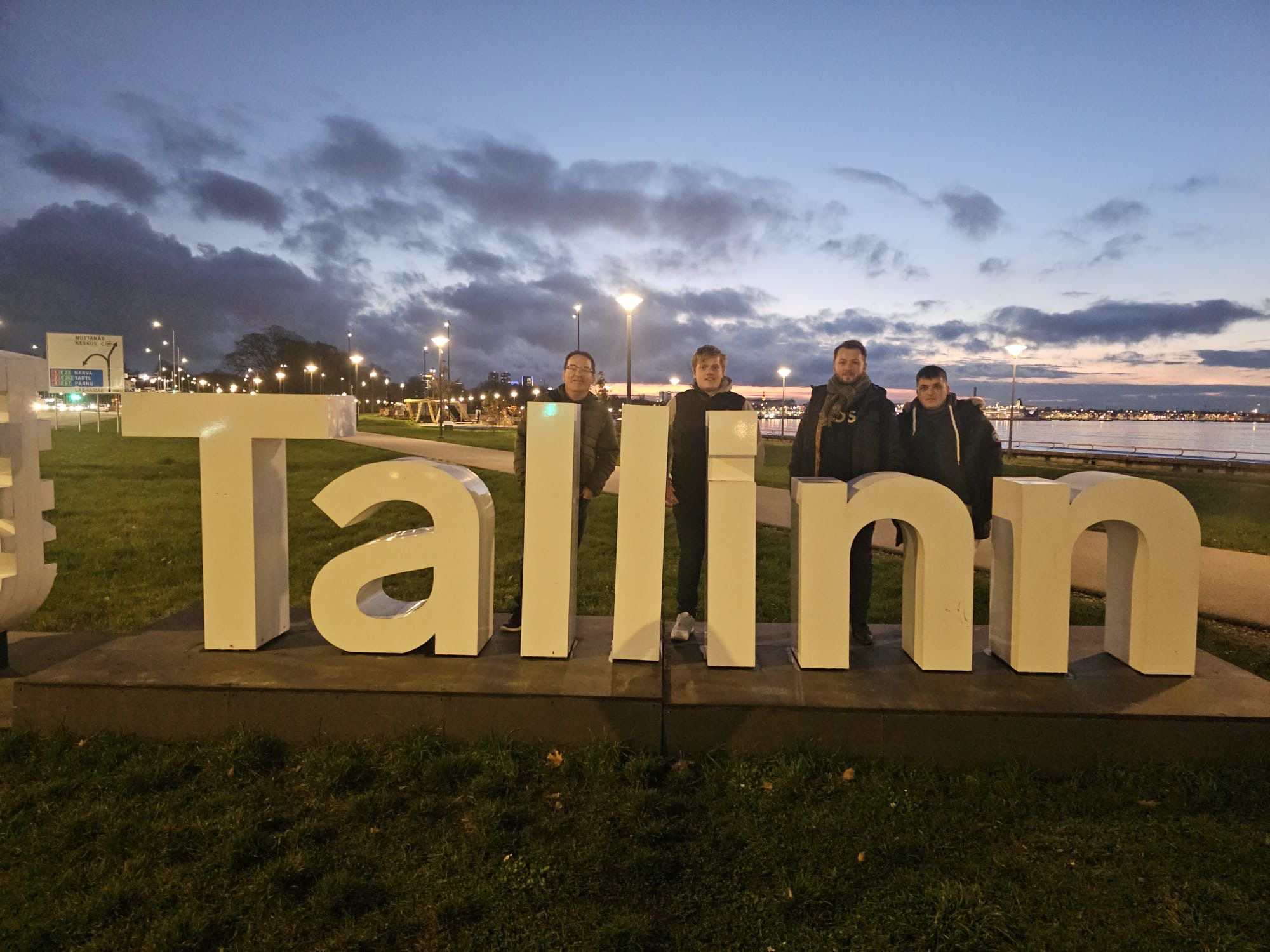 4 Personen hinter dem großen Schriftzug "Tallinn"