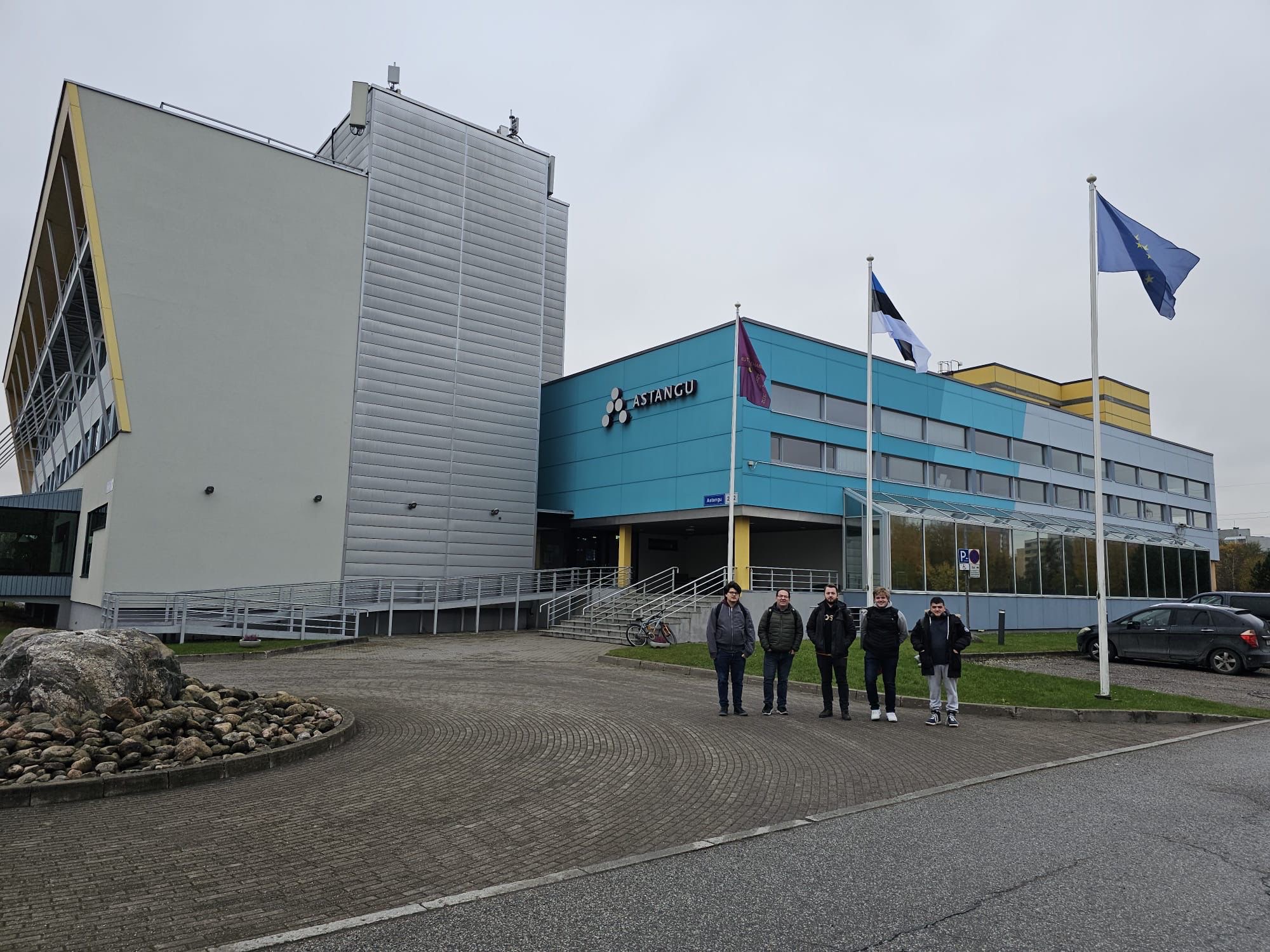 5 Personen vor dem Gebäude des Astangu Colleges