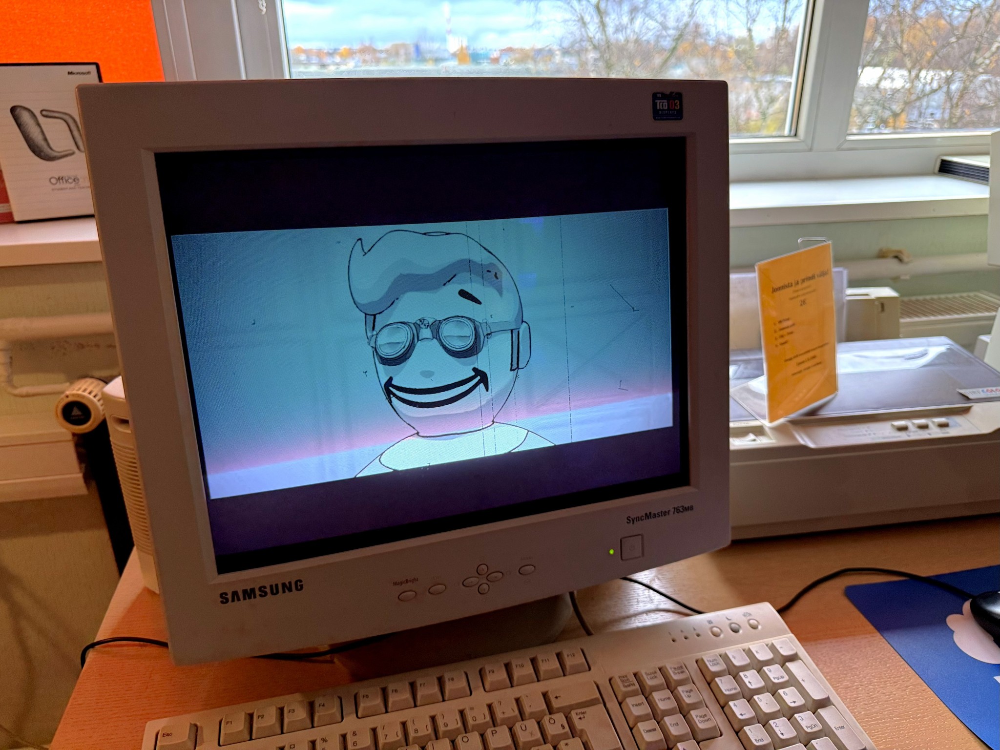 Ein Computer mit einer Zeichnung einer Person mit Taucherbrille auf dem Bildschirm