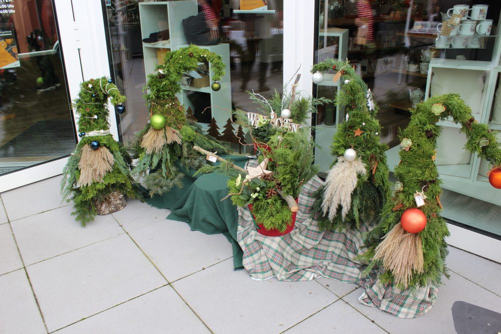 Aus Tannengrün gebundene Weihnachtswichtel