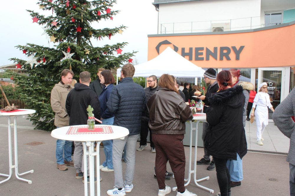 Eine Gruppe mehrerer Personen vor dem HENRY Conceptstore