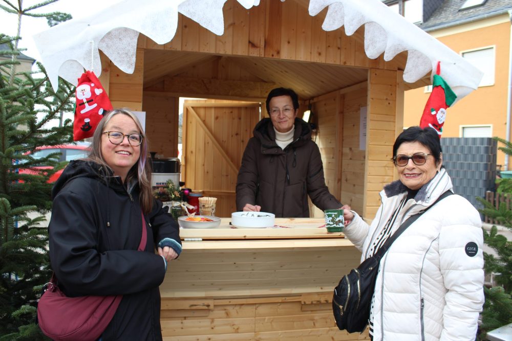 Zwei Personen vor, eine in einer Verkaufsbude