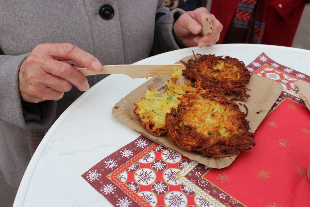 ein Teller mit drei Reibekuchen
