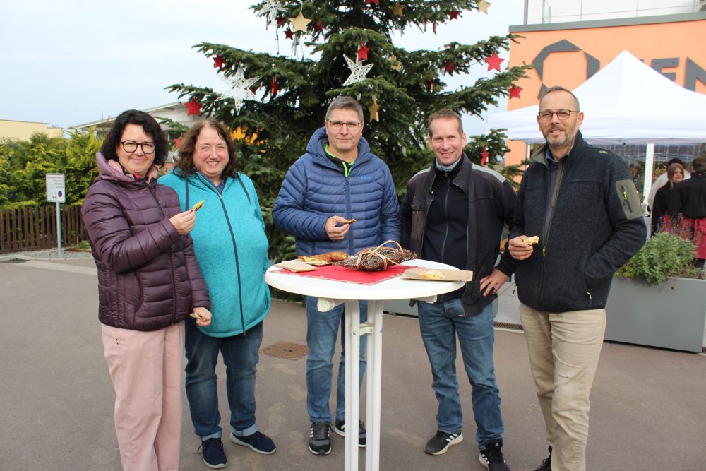 Fünf Personen vor dem Henry Conceptstore
