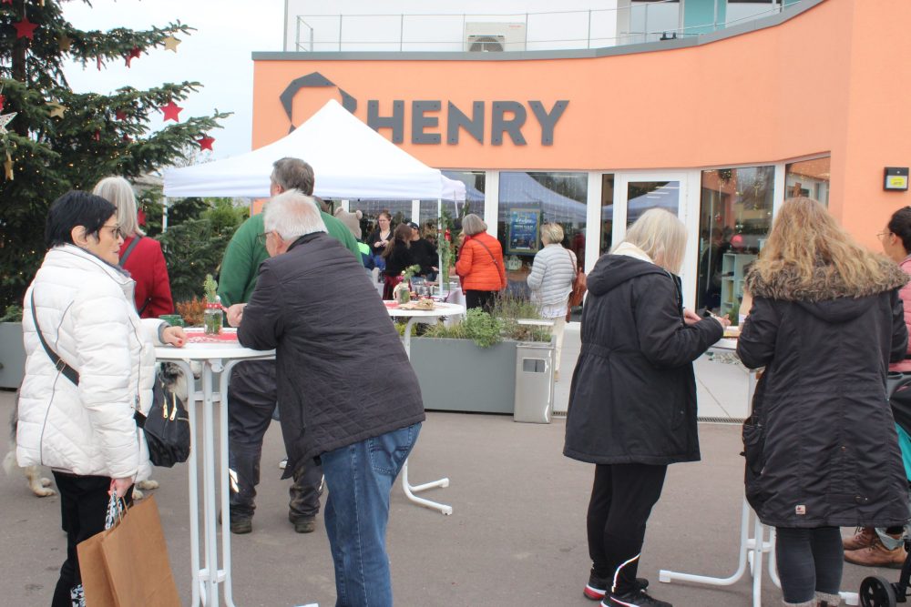 Eine Gruppe mehrerer Personen vor dem HENRY Conceptstore