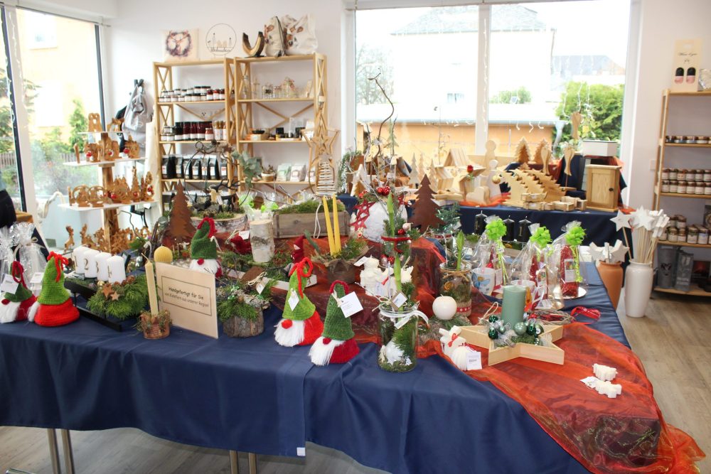 Ein Tisch voller Adventsprodukte