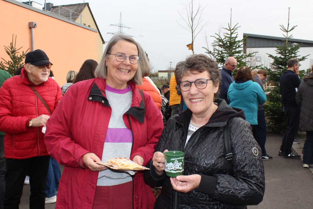 Zwei Frauen mit Waffel und Tasse