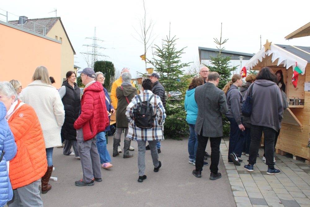 Eine Gruppe mehrerer Personen vor einer Verkaufsbude