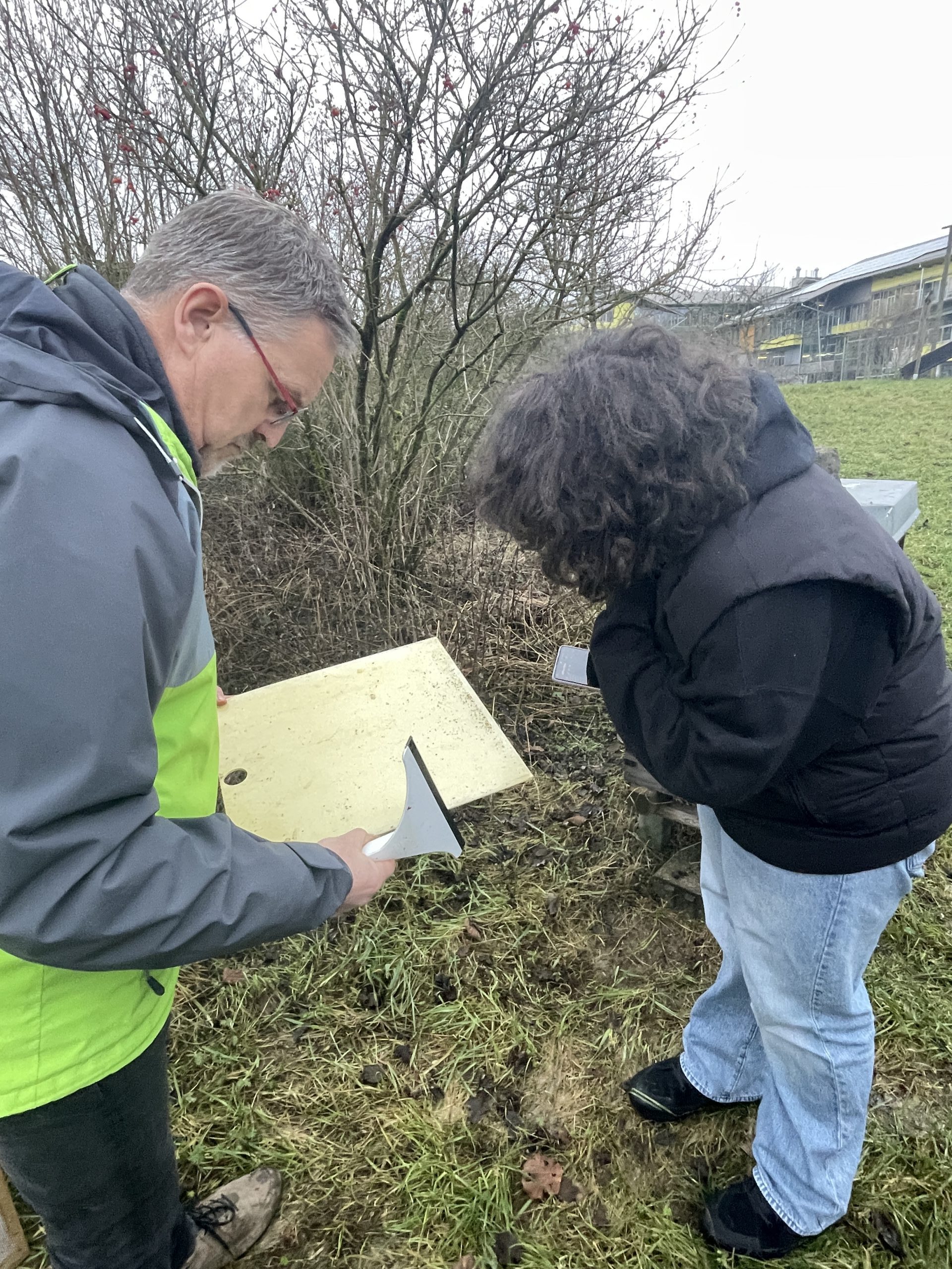 Bernd Holzkamp zeigt einer Teilnehmerin wie viele Milben er entdeckt hat