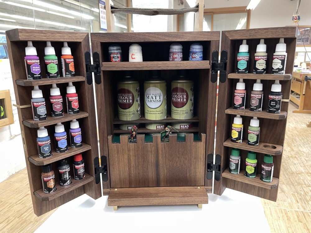 Das Gesellenstück, voll geöffnet; man sieht Farben und Grundierungen