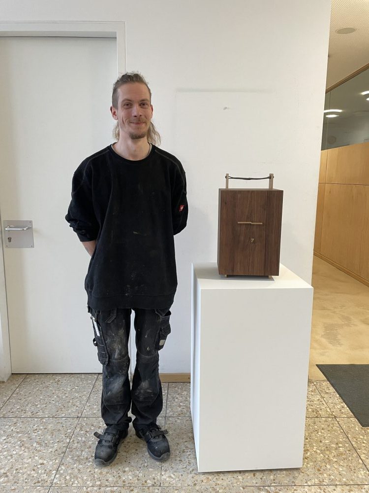 Unserer Auszubildender Jan mit seinem Gesellenstück