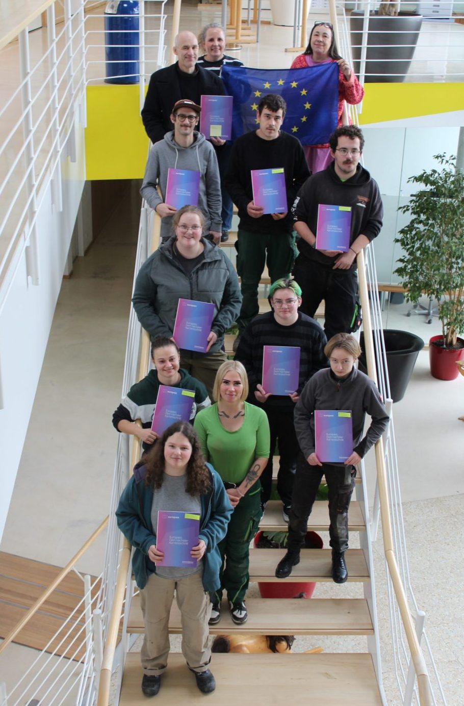 Unsere erfolgreichen Auszubildenden und Kollegen mit Ausbildungsleiterin Hiltrud Wagner und Erasmus+-Koordinatorin Anne Unfried