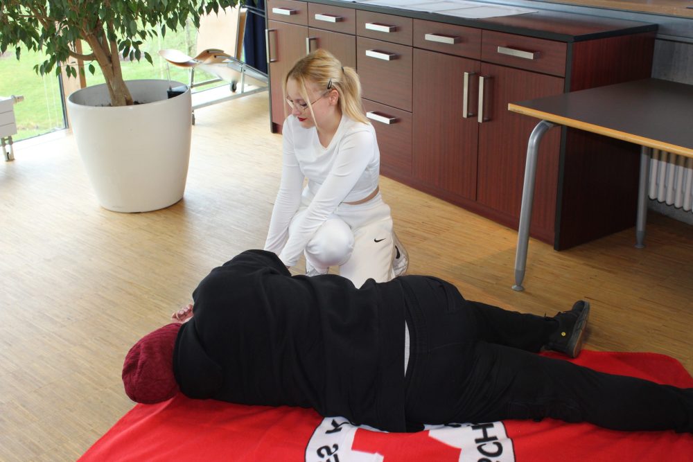 eine junge Frau übt die stabile Seitenlage