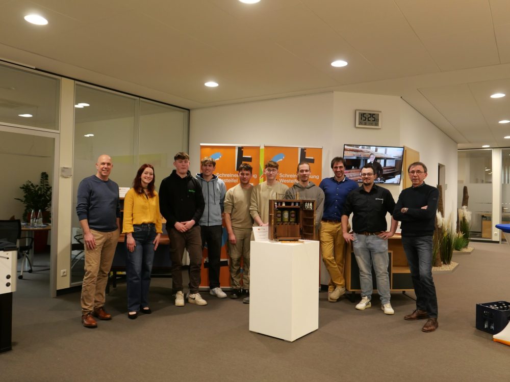 Gruppenfoto nach Abschluss der Ausstellung (Quelle: Schreiner-Innung Westeifel) v.l.: Udo Jakobs (Raiffeisenbank Westeifel eG), die neue Gesellin Kathrin Schneider und die neuen Gesellen Martin Ritter, Sebastian Granelli, Tobias Bretz und Jan Schiebener. Zusammen mit den Vertretern vom Gesellenprüfungsausschuss Luckas Kohl, Dennis Schnabel und Klaus Baulesch, der auch stellvertretender Obermeister ist.
