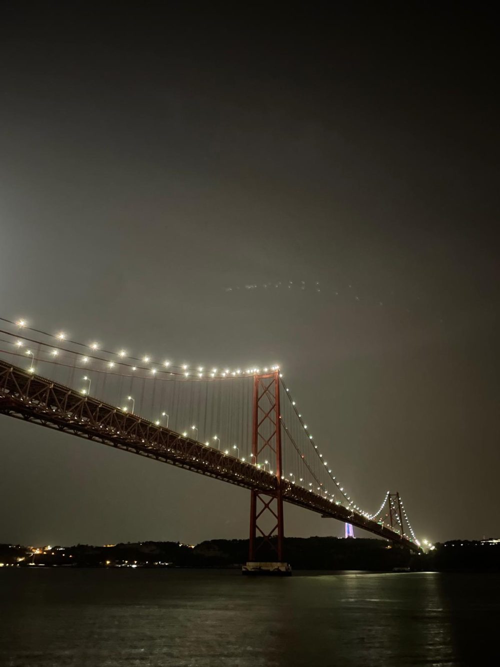 Die Ponte 25 de Abril bei Nacht
