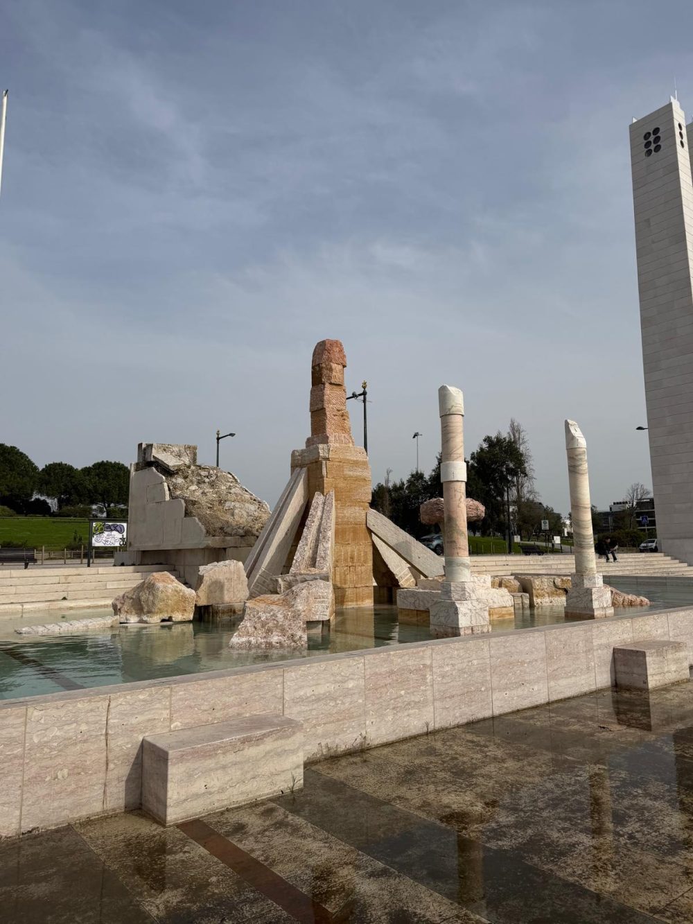 Ein Denkmal für die Nelkenrevolution im Parque Eduardo VII