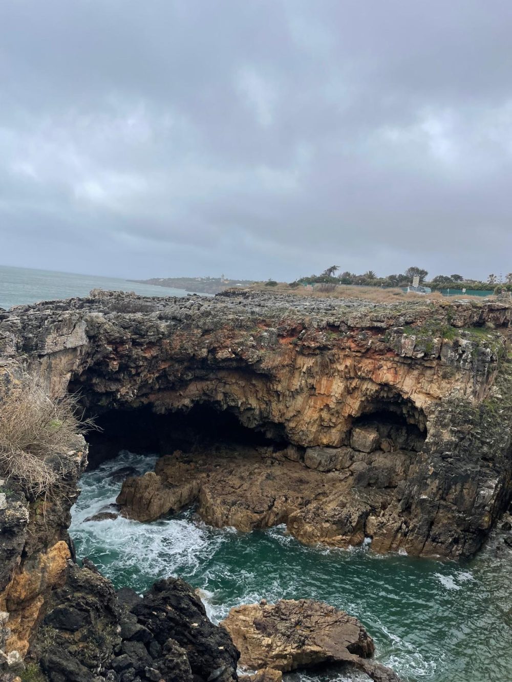 Der Boca de Inferno (Höllenschlund) in der Küste von Cascais
