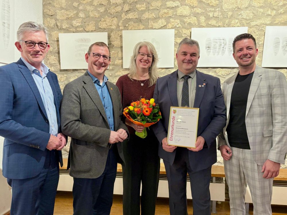 Bei der Verleihung der Partnerschaftsmedaille v.l.: der Nieder-Olmer VG-Bürgermeister Ralph Spiegler, Landrat Thomas Barth, Sabine Kreisel, Alexander Kreisel und der Nieder-Olmer Stadtchef Dirk Hasenfuss (Foto: Kreisverwaltung Mainz-Bingen/Bardo Faust)