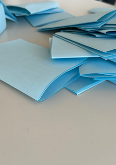 Man sieht verschiedene Wahlzettel