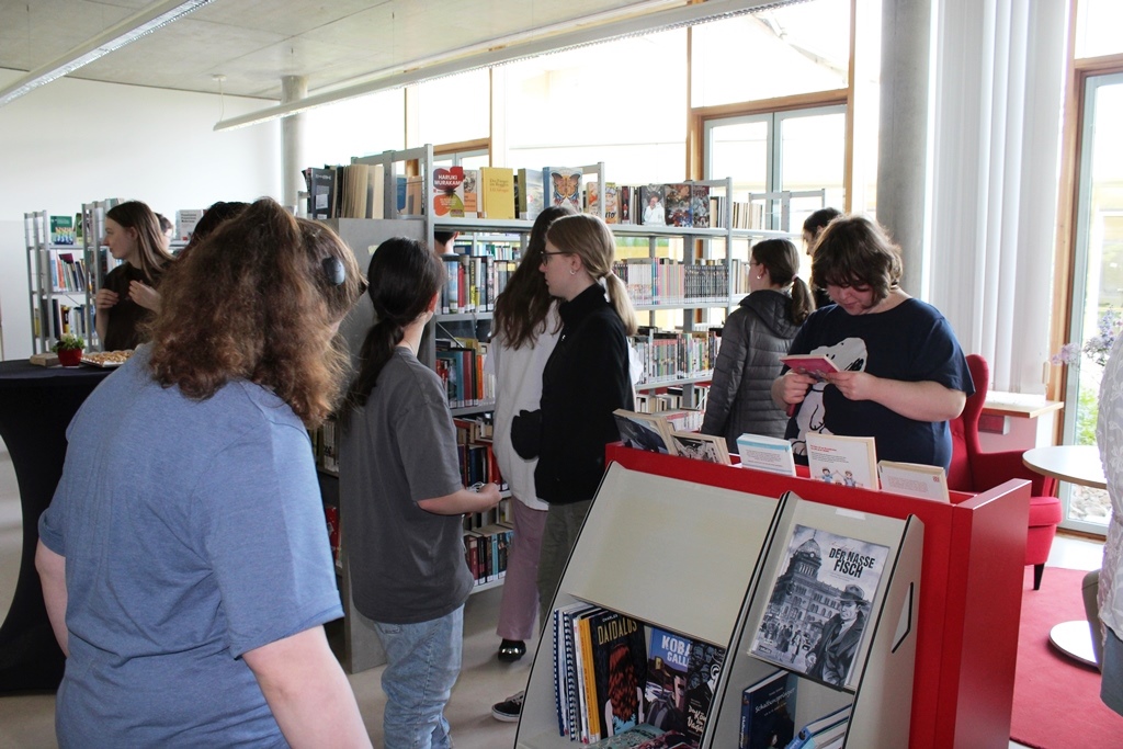Besucher*innen beim Stöbern in der Mediathek