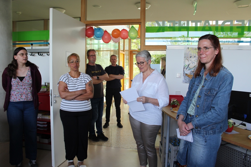 Beate Hau begrüßt die Gäste zur Eröffnung