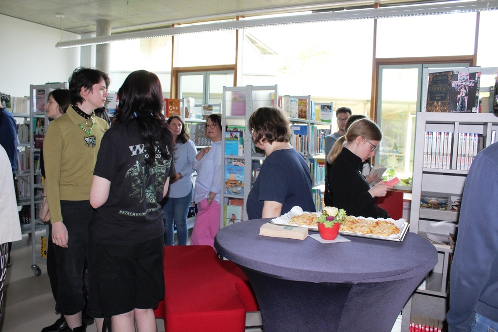 Besucher*innen beim Stöbern in der Mediathek
