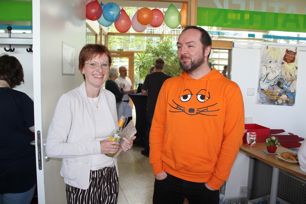 Besucher*innen beim Stöbern in der Mediathek