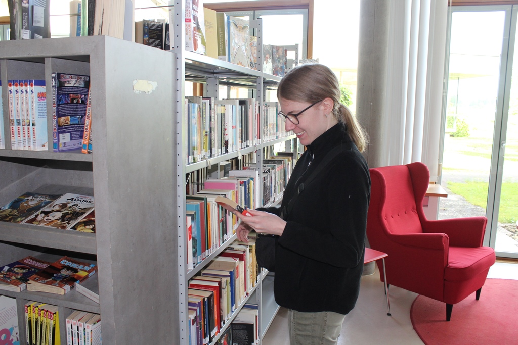 eine Besucherin beim Stöbern in der Mediathek