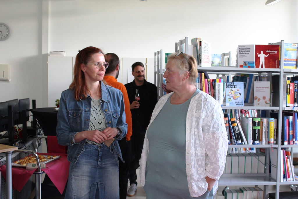 Besucher*innen bei Gesprächen in der Mediathek