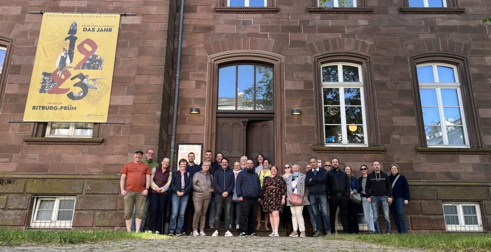 ein Gruppenfoto der Lehrkräfte an unserer Berufsbildenden Schule vor dem Kreismuseum Bitburg-Prüm
