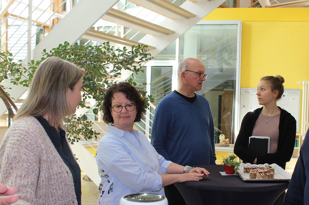 Besucher*innen bei Gesprächen vor der Mediathek