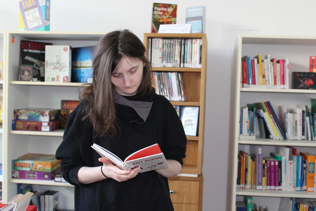eine Besucherin beim Lesen