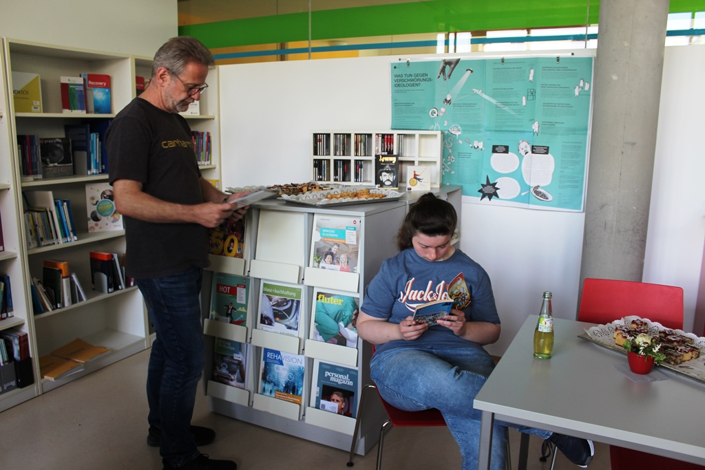 zwei Besucher*innen beim Lesen in der Mediathek