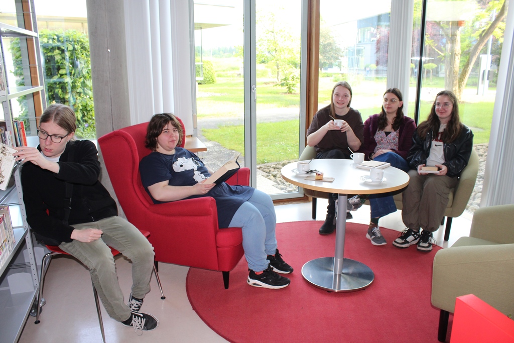 Besucher*innen beim Stöbern in der Mediathek