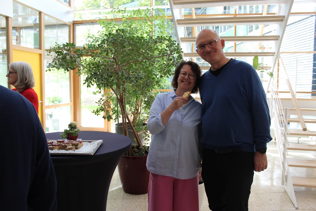 zwei Besucher*innen bei Gesprächen vor der Mediathek