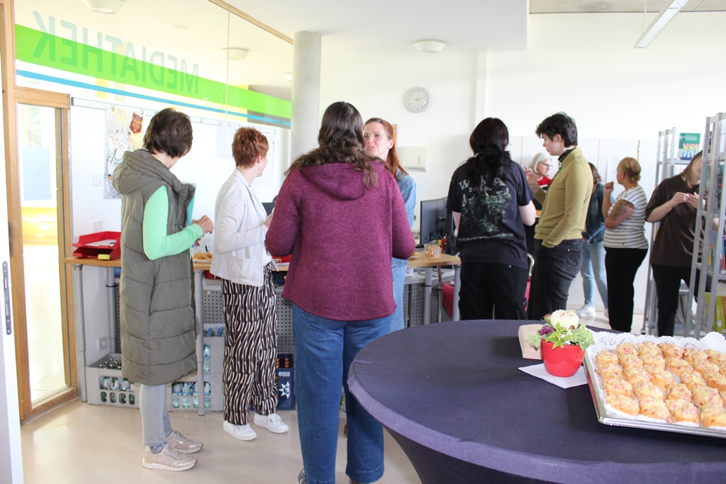 Besucher*innen beim Stöbern in der Mediathek