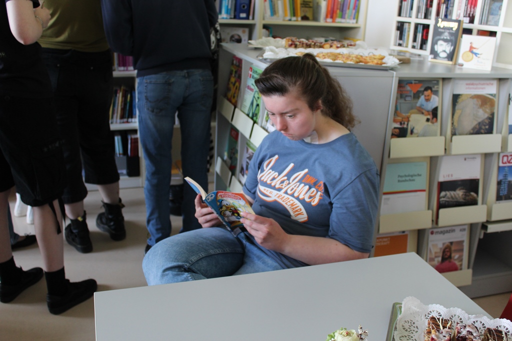 eine Besucherin beim Lesen