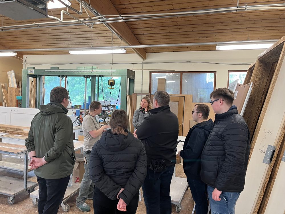 die estnische Gruppe zu Besuch in der Schreinerei Hank