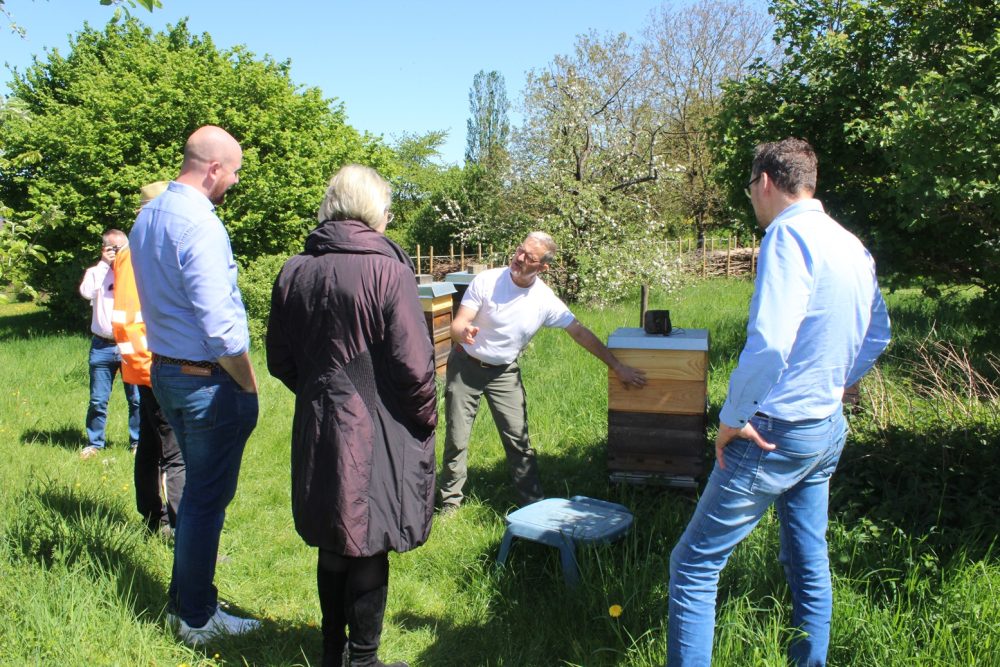 Bernd Holzkamp erklärt den Teilnehmenden den Aufbau eines Bienenkastens