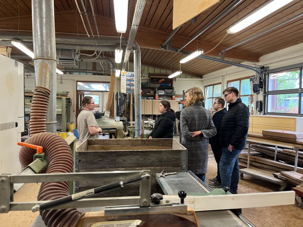 die estnische Gruppe zu Besuch in der Schreinerei Hank