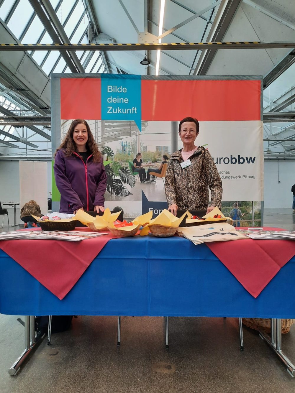 unsere Mitarbeiterinnen Sandra Lempges und Josefine Pint am Infostand