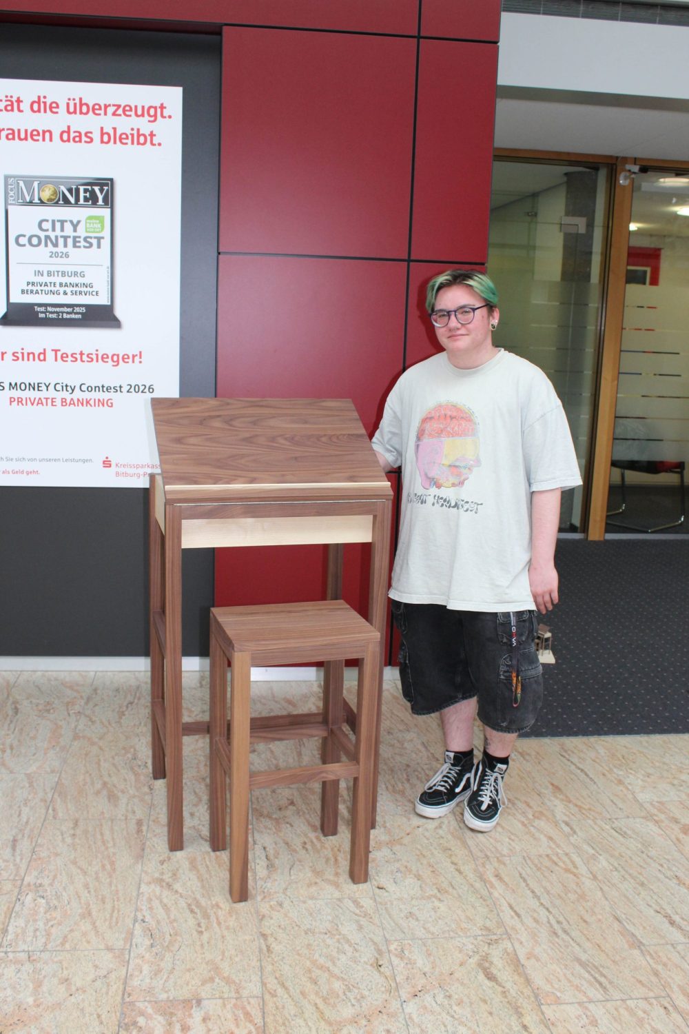 Yannick mit seinem Zeichenpult mit Hocker