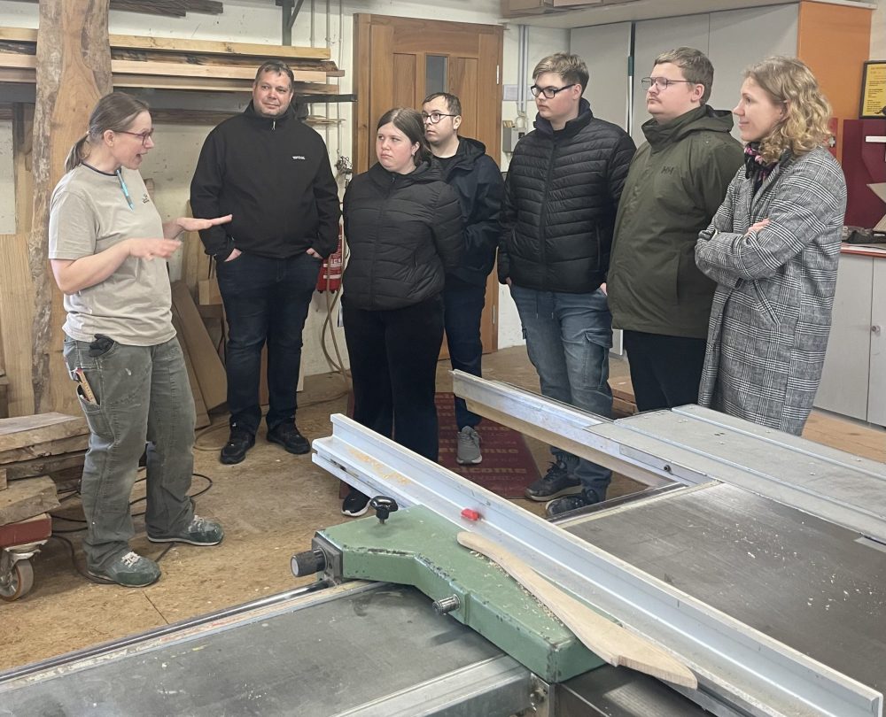 die estnische Gruppe zu Besuch in der Schreinerei Hank
