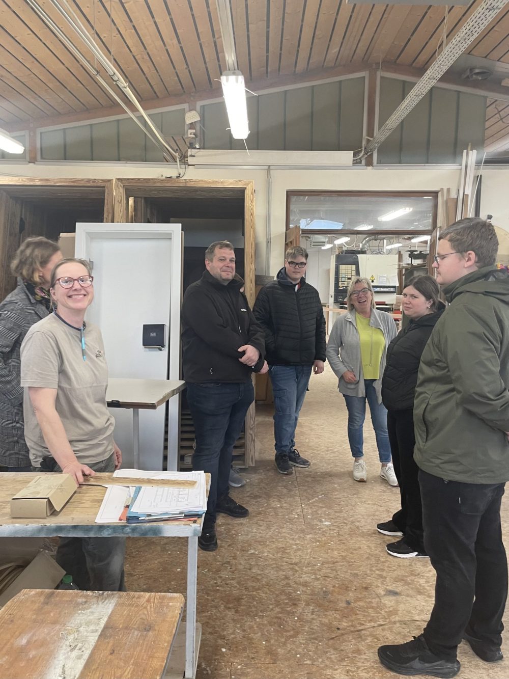 die estnische Gruppe zu Besuch in der Schreinerei Hank