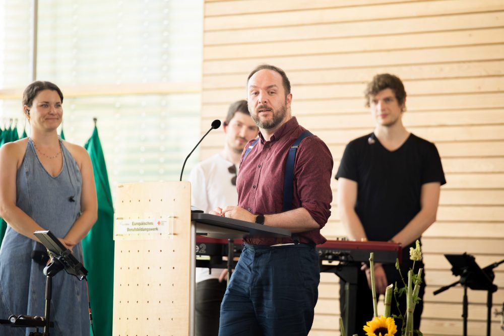 Herr Philippe bei der Auszeichnung der Zeugnisbesten; im Hintergrund ist die Band MoselVibes