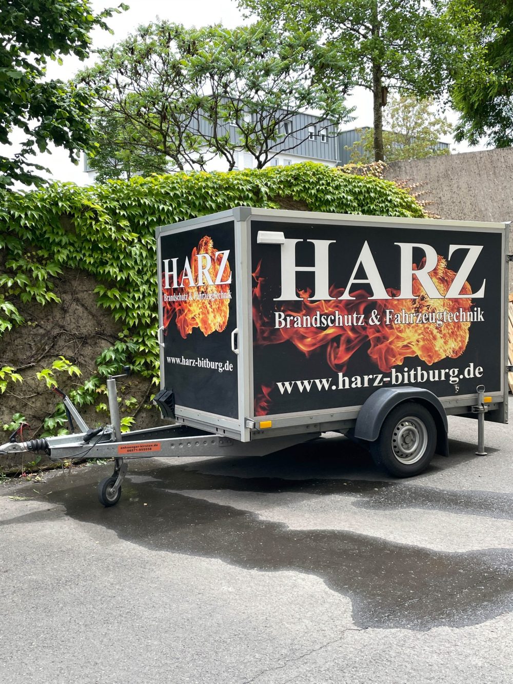 Ein Anhänger der Firma Harz Brandschutz