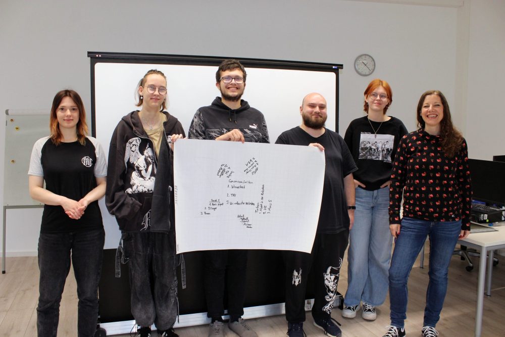 das Foto zeigt Demokratie-Mentorin Sandra Lempges mit den aktuellen Mitgliedern der Teilnehmendenvertretung