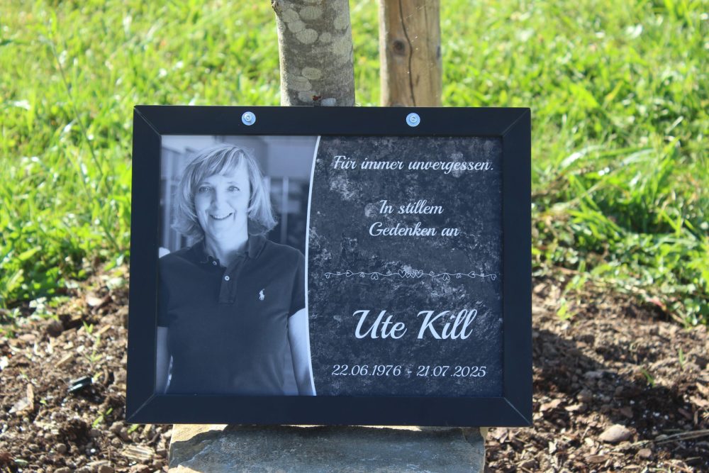 die Gedenkplakette mit de Worten "Für immer unvergessen: In stillem Gedenken an Ute Kill"