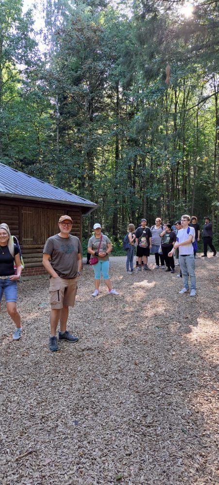 Die Gruppe bei der Ankunft im Wald